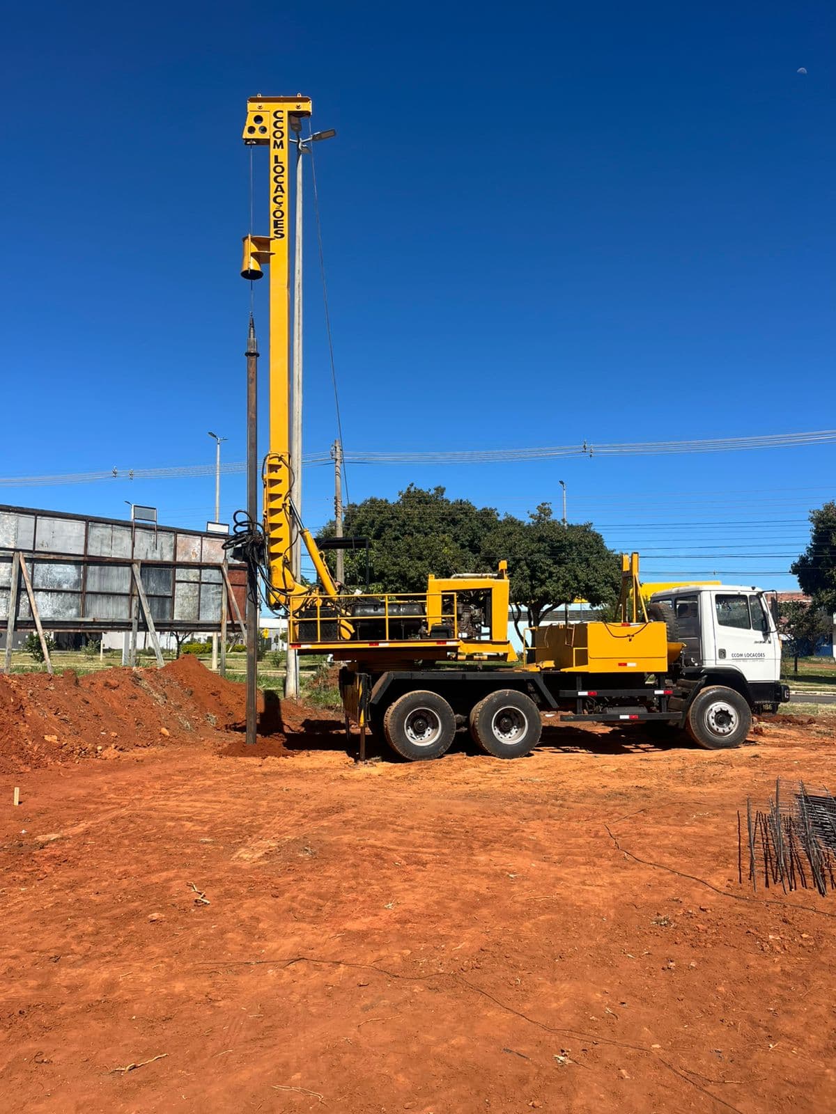 Equipamento CCOM Locações mobilizado em obra de construção civil