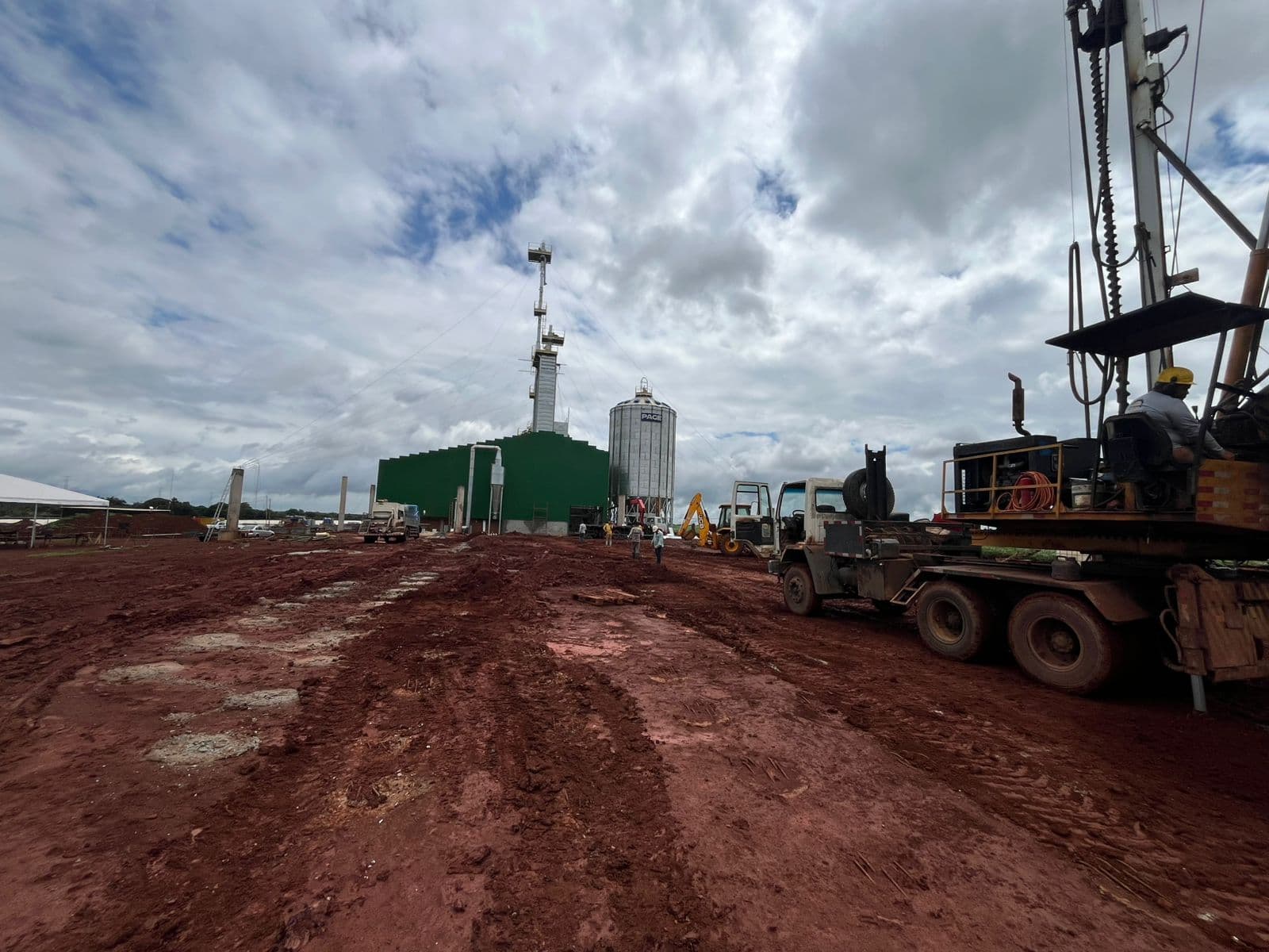 Obra em Brasília com bomba de concreto CCOM e perfuratriz em operação