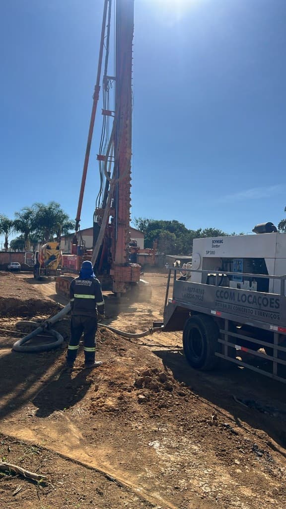 Bomba de concreto CCOM em operação em obra em Brasília