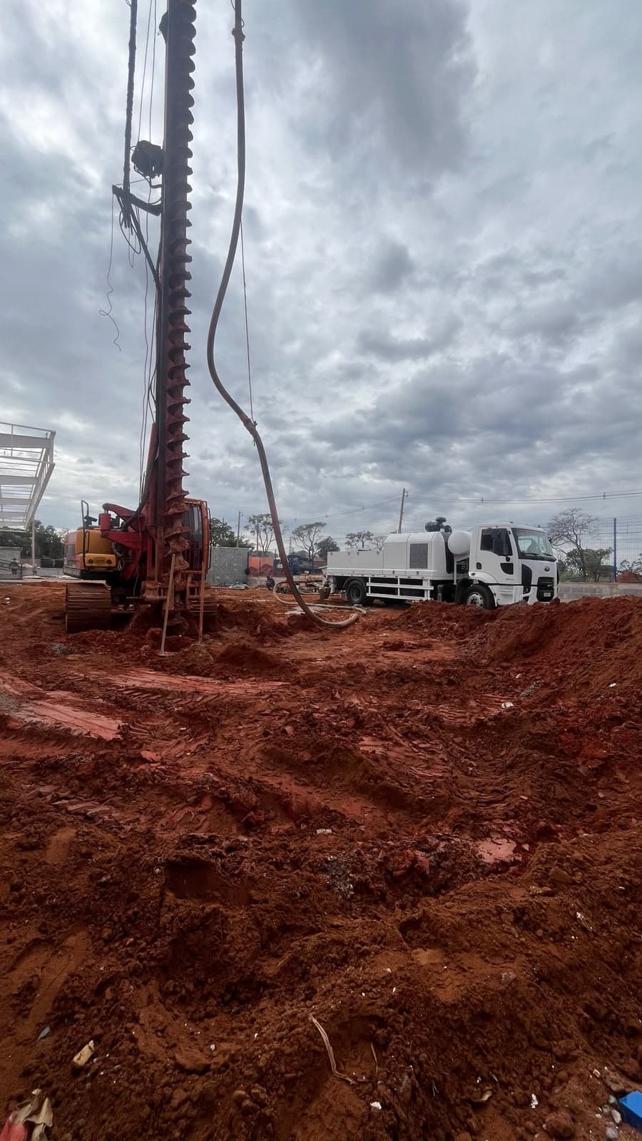 Equipamento CCOM Locações mobilizado em obra de construção civil
